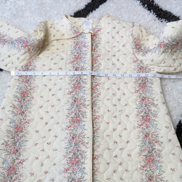 SOLD Vintage 1960s 1970s quilted house coat bed jacket - Picture 10 of 13